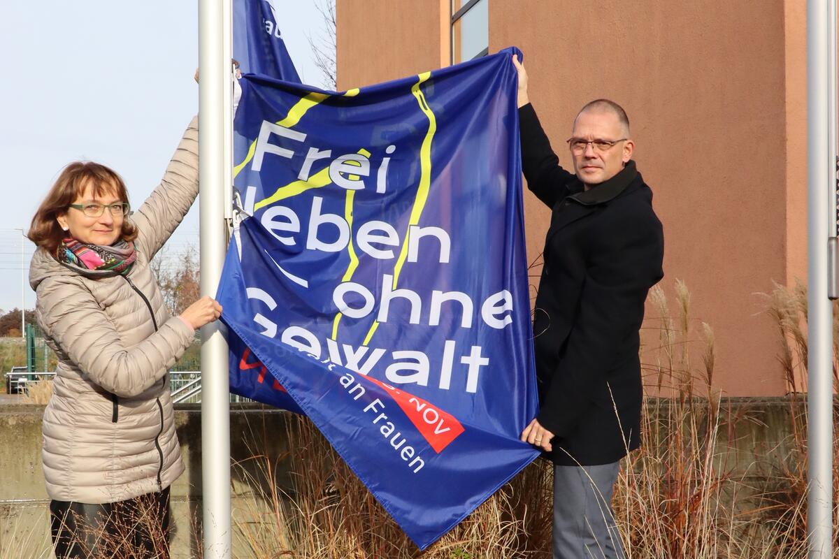 Bild vergrößern: Hissen der Flagge "Frei leben - ohne Gewalt" vor dem Landratsamt Meißen