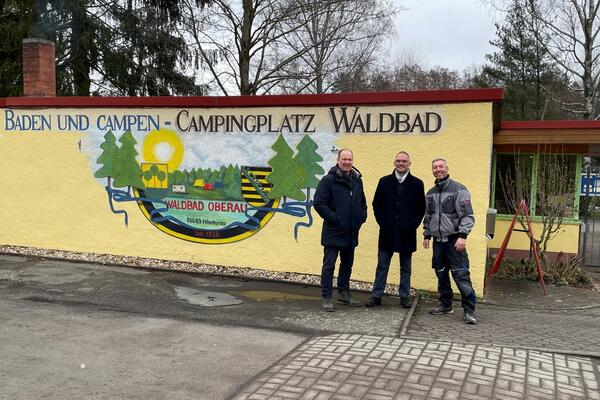 Bild vergr&ouml;&szlig;ern: B&uuml;rgermeister Thomas Claus, Landrat Ralf H&auml;nsel und der Leiter des Objektes Waldbad Oberau, Alexander Rajek, (von links) vor dem Waldbad Oberau