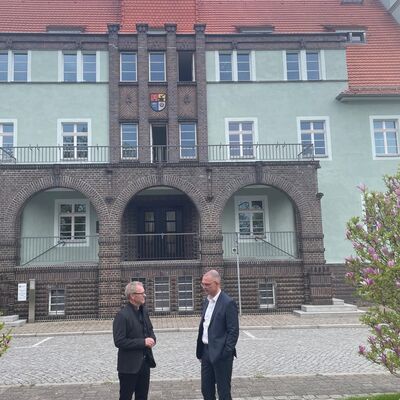 Landrat Ralf Hänsel (r.) mit Bürgermeister Enrico Münch (l.) vor dem Gröditzer Rathaus