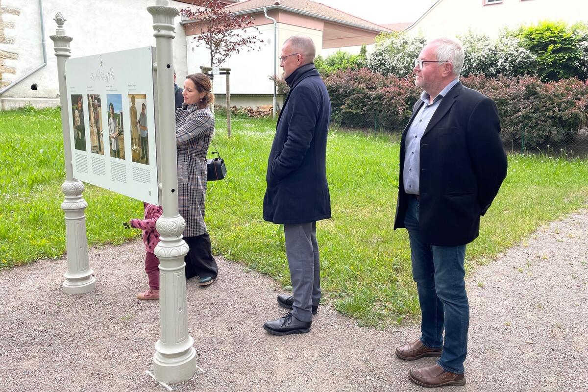 Bild vergrößern: Dr. Romy Donath (l.) erläutert Landrat Ralf Hänsel und Bürgermeister Frank Müller (r.) die Neugestaltung des Parks der Generationen in Niederjahna