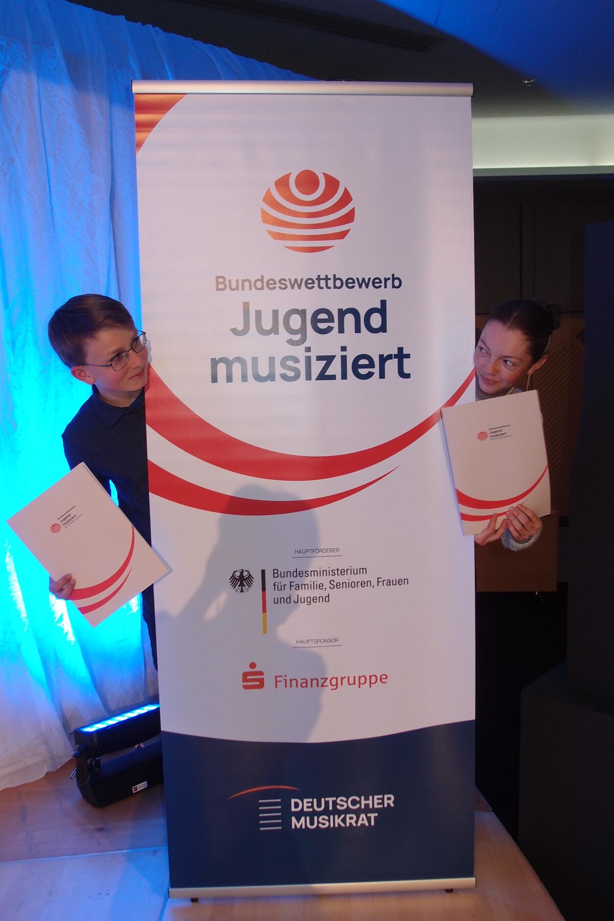 Bild vergrößern: Die glücklichen Preisträger beim Bundesfinale "Jugend musiziert" - das Tuba-Duo Ida und Marek