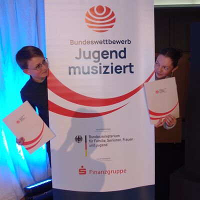 Die glücklichen Preisträger beim Bundesfinale "Jugend musiziert" - das Tuba-Duo Ida und Marek