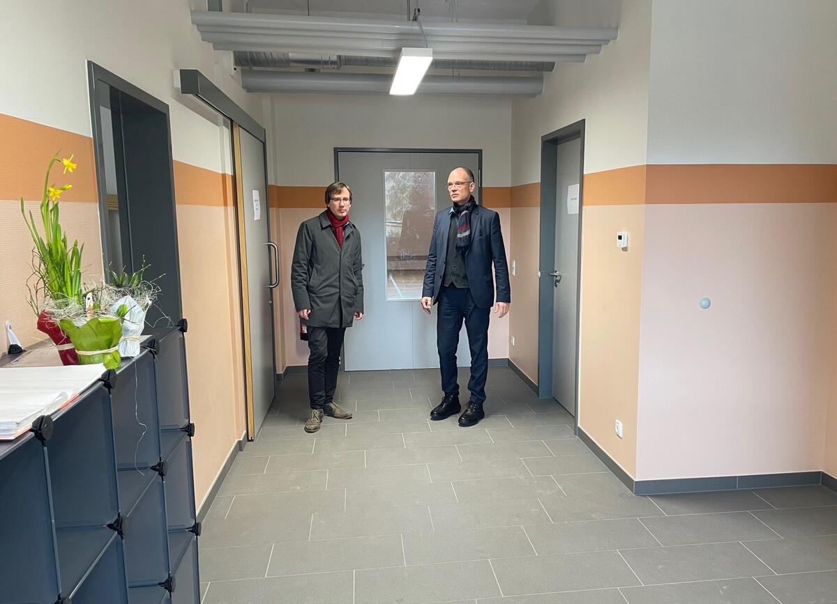 Bild vergrößern: Bürgermeister Christian Bartusch (l.) und Landrat Ralf Hänsel in der Mehrzweckhalle im Ortsteil Leuben