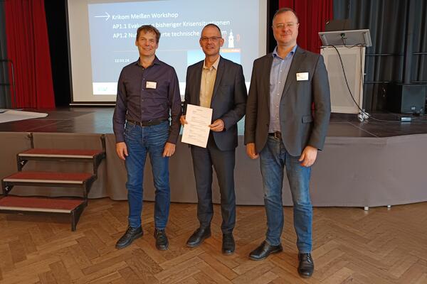 Christian Röhl (Geschäftsführer snafu Gesellschaft für interaktive Netzwerke mbH), Landrat Ralf Hänsel und Thomas Leitert (Vorstand der KomRe AG) (v. l.) mit der unterzeichneten Kooperationsvereinbarung