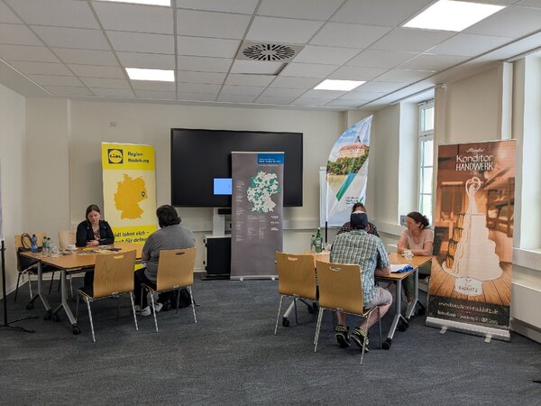 drittes Jobcaf&eacute;