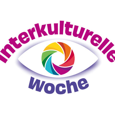 Der Schriftzug "Interkulturelle Woche" umrahmt eine Grafik, die an ein Auge erinnert.