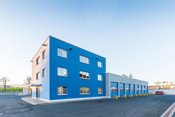 Bild vergrößern: blaues Gebäude und Garagen