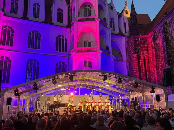 Sommerliche Konzertatmosph&auml;re vor der Albrechtsburg - The Swingin' Hermlins begeistern das Publikum bei den Burgfestspielen Mei&szlig;en - ein musikalisches Highlight, unterst&uuml;tzt durch den Kulturraum Mei&szlig;en - S&auml;chsische Schweiz - Osterzgebirge.