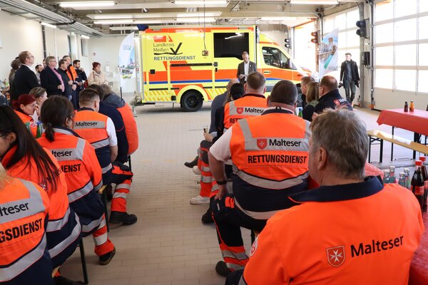 Landrat Ralf H&auml;nsel spricht zur Einweihung der Rettungswache Gro&szlig;enhain