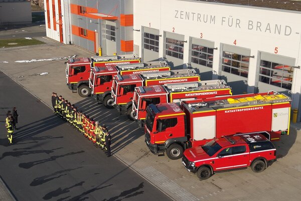Der komplette L&ouml;schzug &raquo;Waldbrand&laquo; des Landkreises Mei&szlig;en vor dem Zentrum f&uuml;r Brand- und Katastrophenschutz