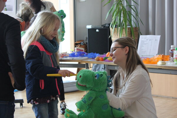 Die richtige Zahnpflege - auch ein Thema am Tag des Gesundheitsamtes (Aufnahme von der Veranstaltung im Jahr 2025)