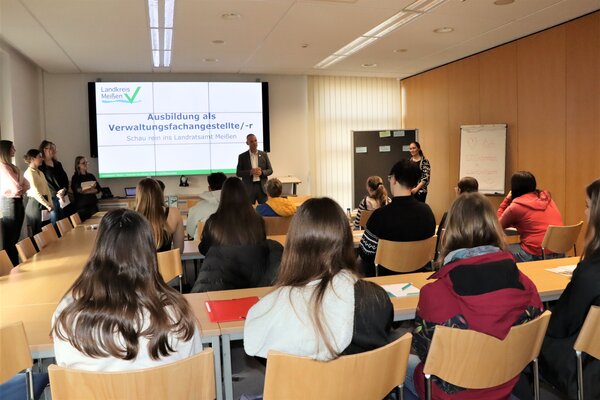 Landrat Ralf H&auml;nsel begr&uuml;&szlig;t Sch&uuml;lerinnen und Sch&uuml;ler zu SCHAU REIN! im Landratsamt Mei&szlig;en