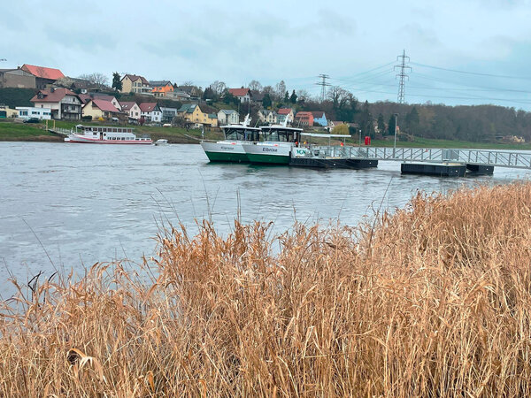 Die beiden E-F&auml;hren "Elbnixe" und "Klarisse" zusammen am Anleger in Diesbar-Seu&szlig;litz