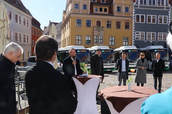Landrat Ralf H&auml;nsel bei der Inbetriebnahme der neuen E-Busse der VGM
