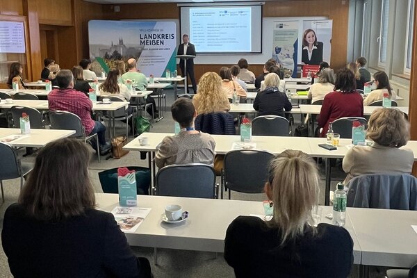 Landrat Ralf H&auml;nsel begr&uuml;&szlig;t die Teilnehmenden zur dritten Arbeitgeberkonferenz im Landkreis Mei&szlig;en