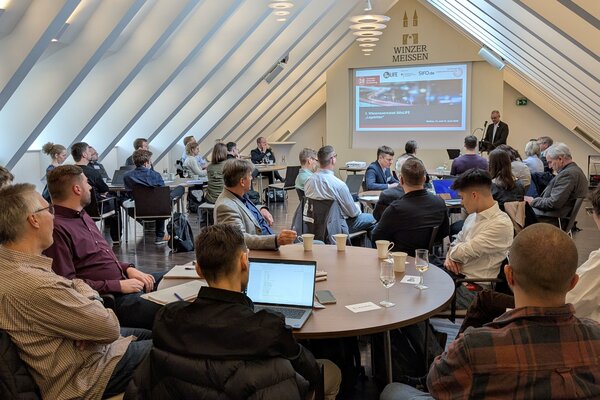 Landrat Ralf H&auml;nsel begr&uuml;&szlig;t die Teilnehmerinnen und Teilnehmer zur Wissenswerkstatt des SifoLIFE-Wettbewerbs im Landkreis Mei&szlig;en