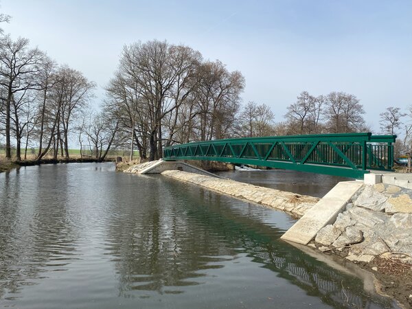 Die neuen &Uuml;berlaufschwelle Bauda mit der neuen Fu&szlig;g&auml;ngerbr&uuml;cke