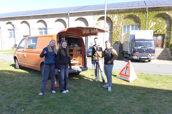 Mitarbeiter aus dem vermessungstechnischen Au&szlig;endienst zeigen den Teilnehmerinnen am Girls`Day den Messkraftwagen.