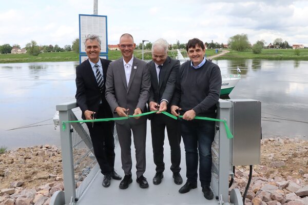 Schneiden gemeinsam das Band f&uuml;r den neuen Schiffsanleger in Strehla durch: Elmar Miebach - Gesch&auml;ftsf&uuml;hrer der Lux-Werft, Landrat Ralf H&auml;nsel, Jens Dehnert - Gesch&auml;ftsf&uuml;hrer der VGM und Strehlas B&uuml;rgermeister J&ouml;rg Jeromin (v. l.)