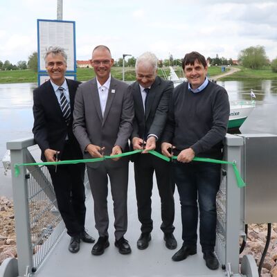Schneiden gemeinsam das Band f&uuml;r den neuen Schiffsanleger in Strehla durch: Elmar Miebach - Gesch&auml;ftsf&uuml;hrer der Lux-Werft, Landrat Ralf H&auml;nsel, Jens Dehnert - Gesch&auml;ftsf&uuml;hrer der VGM und Strehlas B&uuml;rgermeister J&ouml;rg Jeromin (v. l.)