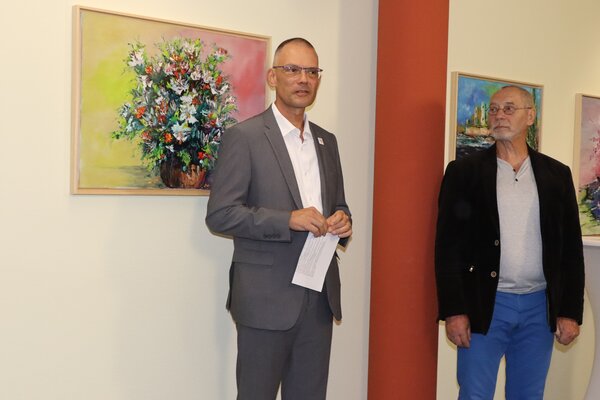 Landrat Ralf H&auml;nsel (l.) und Ferenc Nagy w&auml;hrend der Ausstellungser&ouml;ffnung