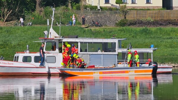 &Uuml;bung der Wasserrettungsgruppen auf der Elbe