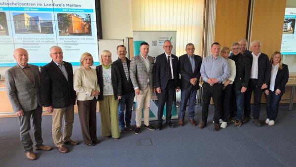 Die Delegation aus Polen mit Landrat Ralf H&auml;nsel im Landratsamt Mei&szlig;en