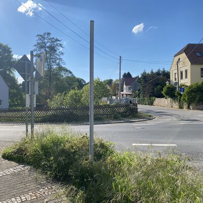 Ein neuer Pfosten f&uuml;r die Knotenpunktwegweisung in Naunhof - noch ohne Beschilderung