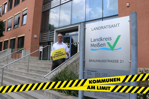 Kommunen am Limit - Landrat Ralf H&auml;nsel vor dem Landratsamt Mei&szlig;en
