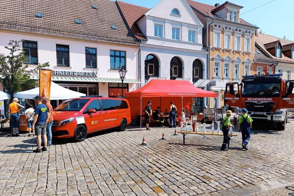 Feuerwehren und KriKom-Projekt auf der Blaulichtmeile zum Gro&szlig;enhainer Stadtfest