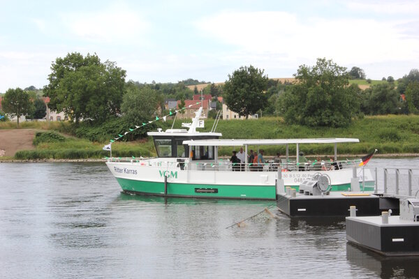 E-F&auml;hre Ritter Karras setzt auf der Elbe zum gegen&uuml;berliegenden Ufer &uuml;ber.