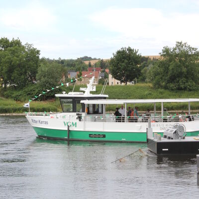 E-F&auml;hre Ritter Karras setzt auf der Elbe zum gegen&uuml;berliegenden Ufer &uuml;ber.