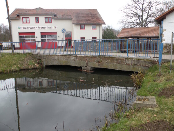 Bild vergr&ouml;&szlig;ern: Die Gro&szlig;e R&ouml;der, eine alte Br&uuml;cke und die Feuerwache.