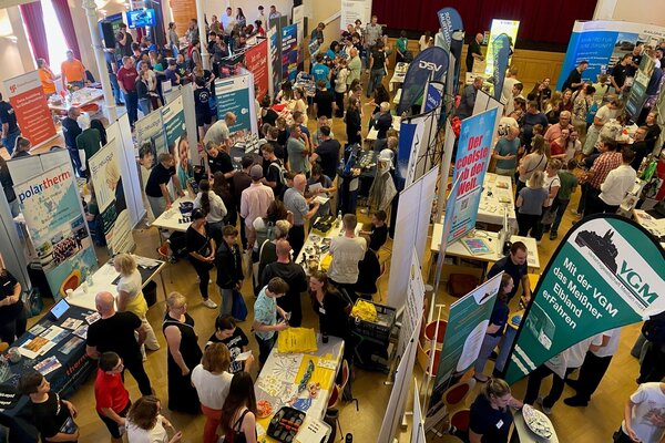 Gro&szlig;es Interesse bei der BSOM 2025: &Uuml;ber 1.000 Besucher informierten sich &uuml;ber Ausbildung und Studium.