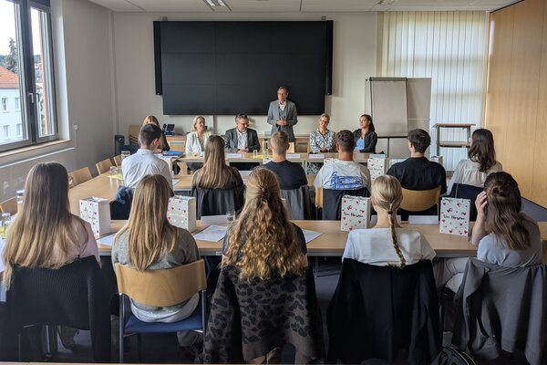 Verwaltungsdezernent Manfred Engelhard begr&uuml;&szlig;t die neuen Auszubildenden im Landratsamt Mei&szlig;en