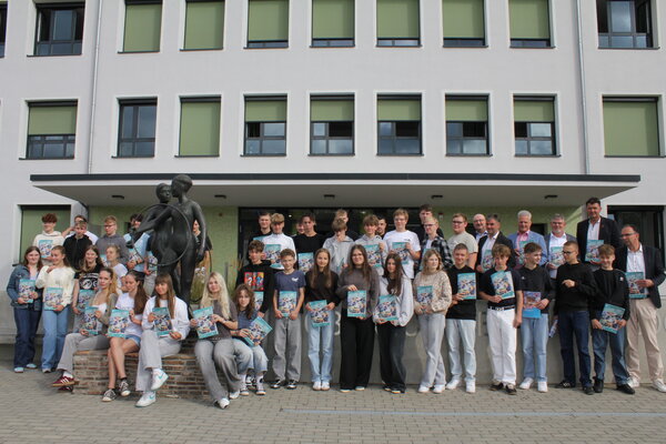 &Uuml;bergabe des Lehrstellenkompasses Future Line an der Oberschule "Am Merzdorfer Park" in Riesa