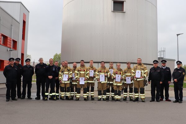Die Gruppe der Freiwilligen Feuerwehr Weinb&ouml;hla mit Urkunden und Wertungsrichtern