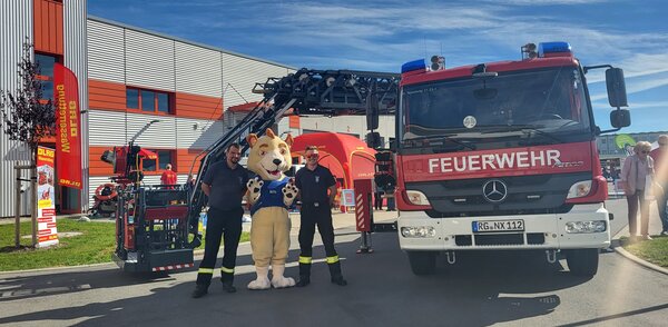 Maskottchen "Retti"vor dem Drehleiterfahrzeug zum zweiten Bev&ouml;lkerungsschutztag