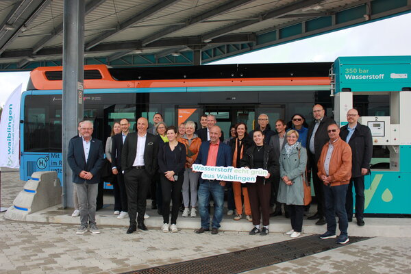 Gruppenbild vor der Wasserstofftankstelle &raquo;Hy.Waiblingen&laquo;