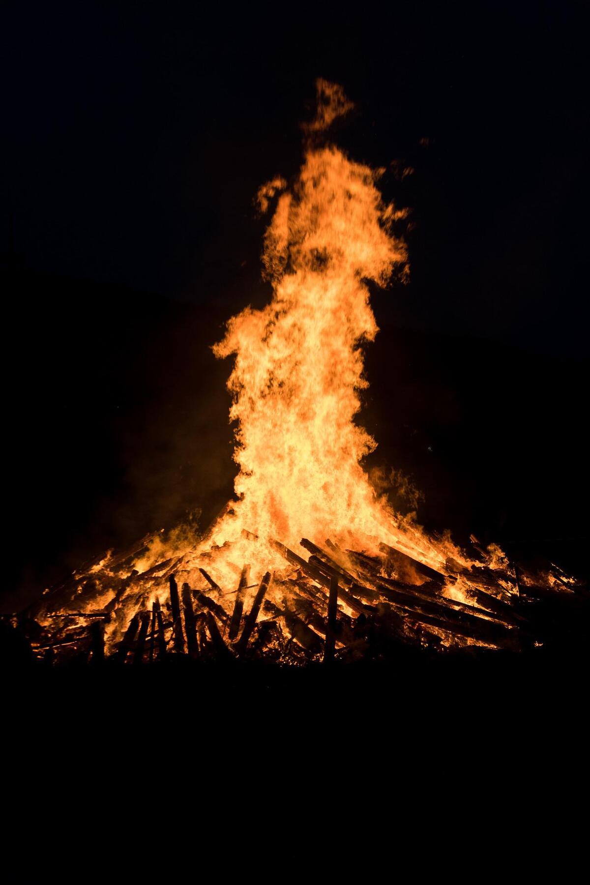 loderndes Lagerfeuer