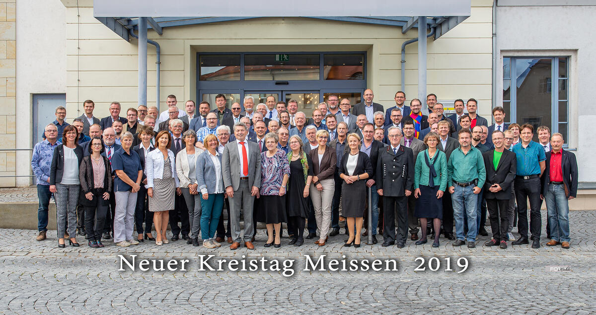 Bild vergrößern: Gruppenfoto der Kreisräte der Wahlperiode 2019-2024.