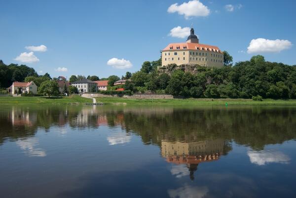 Bild vergr&ouml;&szlig;ern: Blick auf das Schloss der Gemeinde Hirschstein vom anderen Elbufer.