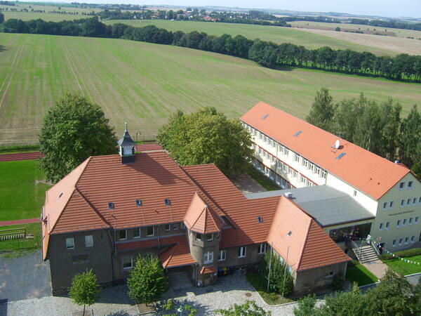 Bild vergr&ouml;&szlig;ern: Blick auf das Gemeindeamt der Gemeinde K&auml;bsch&uuml;tztal mit neuer Grundschule in Kr&ouml;gis.