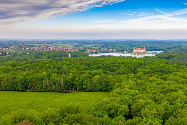 Bild vergr&ouml;&szlig;ern: Blick auf Moritzburg mit Schloss.