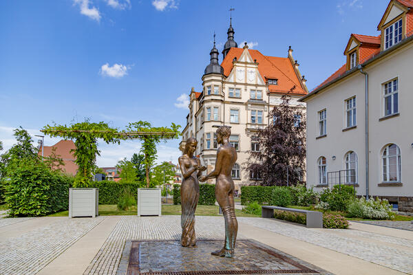 Bild vergr&ouml;&szlig;ern: Blick auf das Rathaus der Gro&szlig;en Kreisstadt Radebeul vom Hochzeitsgarten am Standesamt aus.