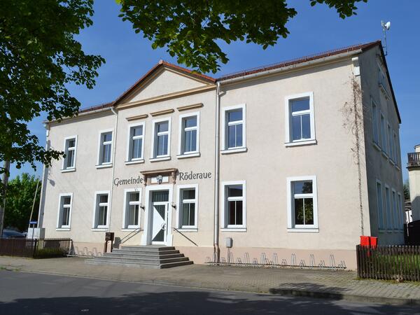 Bild vergr&ouml;&szlig;ern: Das Verwaltungsgeb&auml;ude der Gemeinde R&ouml;deraue.